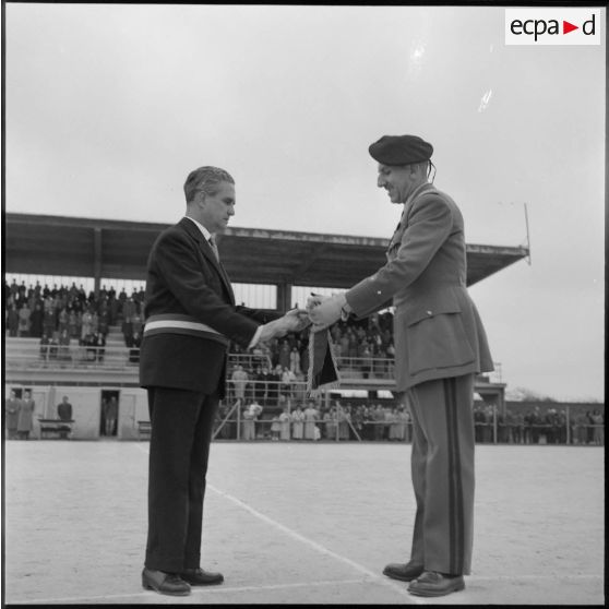Remise de fanion lors de la passation de commandmeent du 60e CGA.