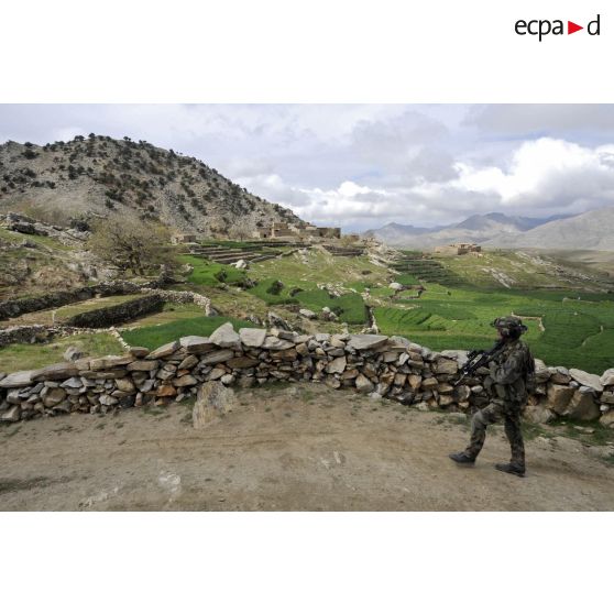 Progression d'une patrouille vers le village de Wochakanay, en Afghanistan.