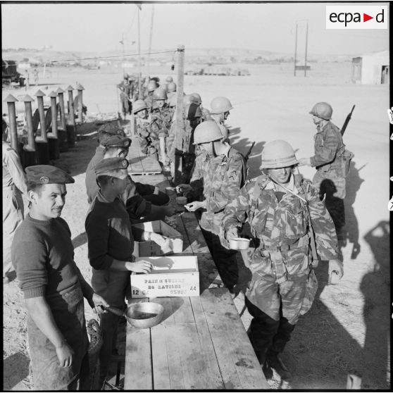La distribution de café et de pain de guerre aux parachutistes du 2e RPC (régiment de parachutistes coloniaux) lors de leur arrivée au camp X (Chypre).