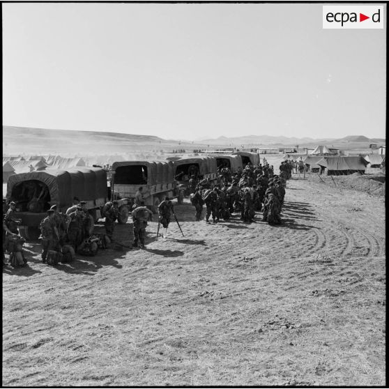 Arrivés en camions GMC, les parachutistes du 2e RPC (régiment de parachutistes coloniaux) s'installent au camp X (Chypre).