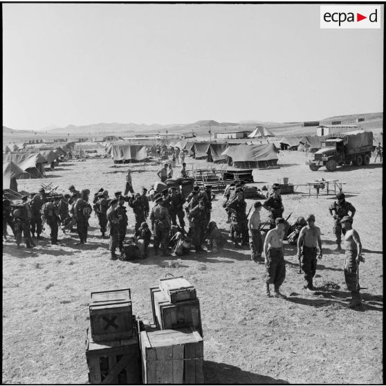 Les parachutistes du 2e RPC (régiment de parachutistes coloniaux) s'installent au camp X (Chypre).