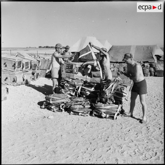 Les parachutistes du 2e RPC (régiment de parachutistes coloniaux) préparent les gaines de largage de matériel au camp X (Chypre).