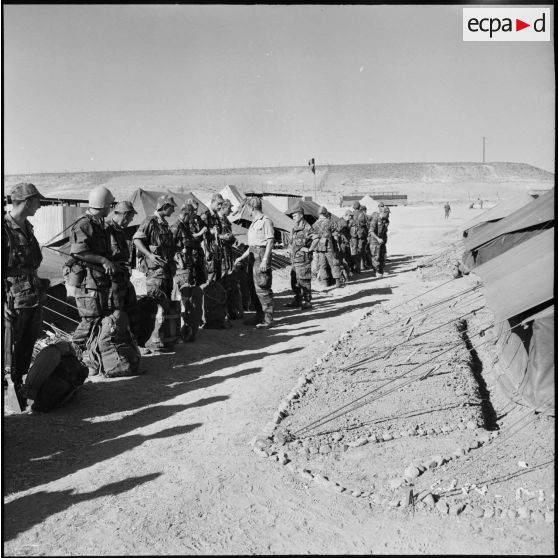 L'inspection d'un groupe de combat du 2e RPC (régiment de parachutistes coloniaux) au camp X (Chypre).