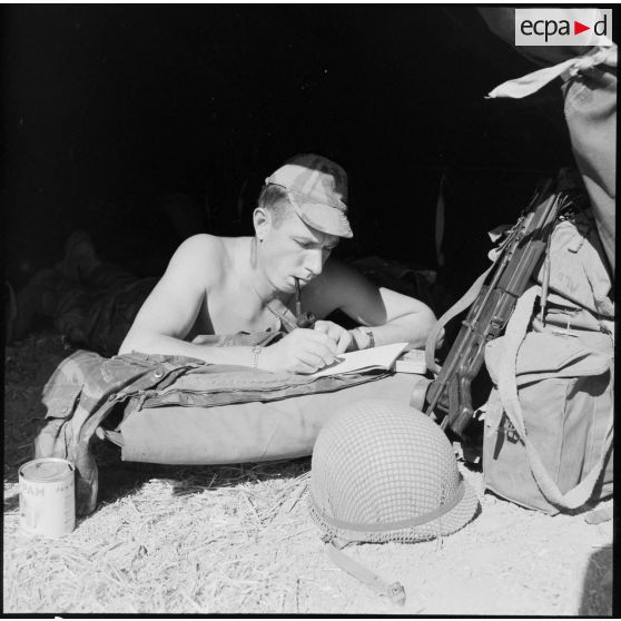 Le sergent Jacques Alphand du 2e RPC écrit à sa femme, sous sa tente dans le camp X (Chypre).