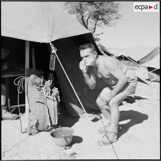Le lieutenant Paul Marmont du 2e RPC se rase devant sa tente dans le camp X (Chypre).