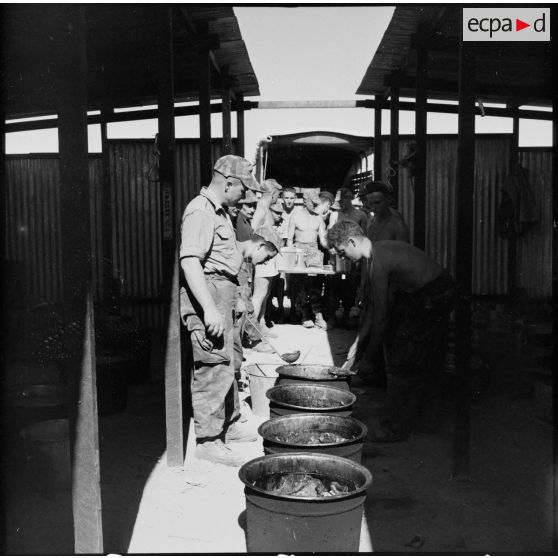 La distribution de soupe aux parachutistes du 2e RPC (régiment de parachutistes coloniaux), dans le camp X (Chypre).