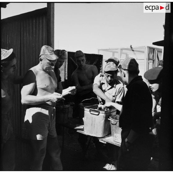 La distribution de soupe aux parachutistes du 2e RPC (régiment de parachutistes coloniaux), dans le camp X (Chypre).