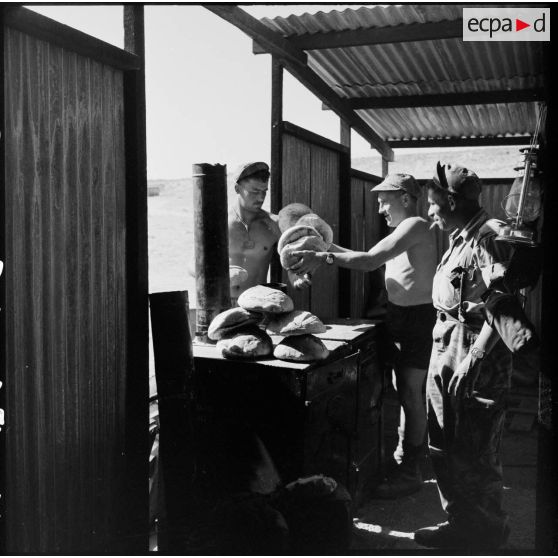 La distribution de soupe aux parachutistes du 2e RPC (régiment de parachutistes coloniaux), dans le camp X (Chypre).
