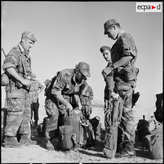 Le capitaine Gildas Lebeurier, originaire de Morlaix (Finistère), vérifie les sacs des parachutistes du 2e RPC (régiment de parachutistes coloniaux) au camp X (Chypre).
