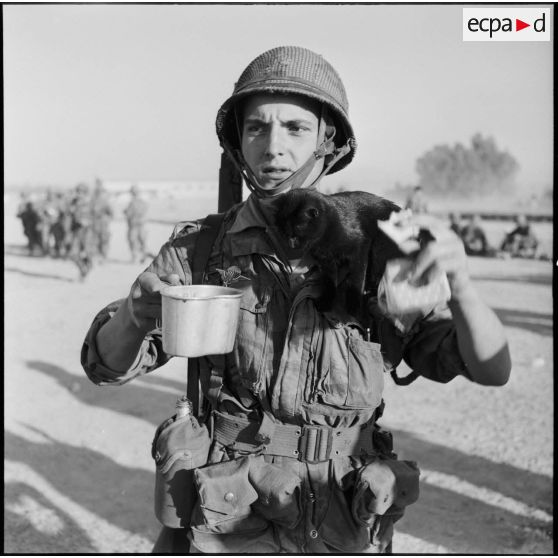 Le 2e classe Robert Gebhardt du 2e RPC avec son chat Nasser à son arrivée au camp X (Chypre).