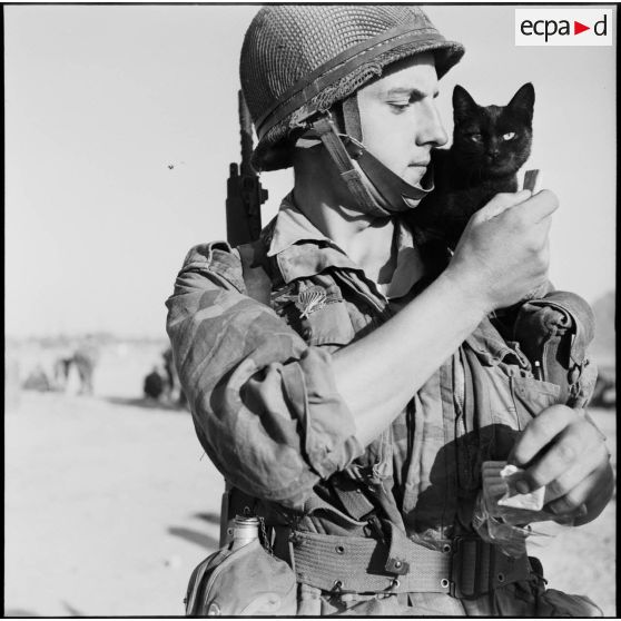 Le 2e classe Robert Gebhardt du 2e RPC avec son chat Nasser à son arrivée au camp X (Chypre).