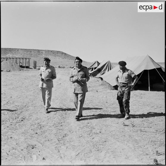 Le général de brigade Gilles au camp X (Chypre), accompagné des colonels Gracieux (à gauche) et Château-Jobert.