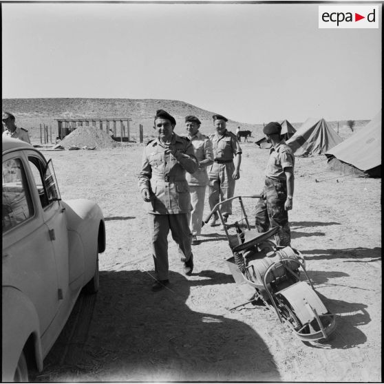 Le général de brigade Gilles au camp X (Chypre), accompagné des colonels Gracieux (derrière lui) et Château-Jobert (à droite).