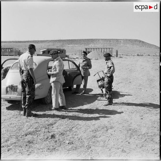 Le général de brigade Gilles au camp X (Chypre), accompagné des colonels Gracieux (deuxième à partir de la gauche) et Château-Jobert (à droite).
