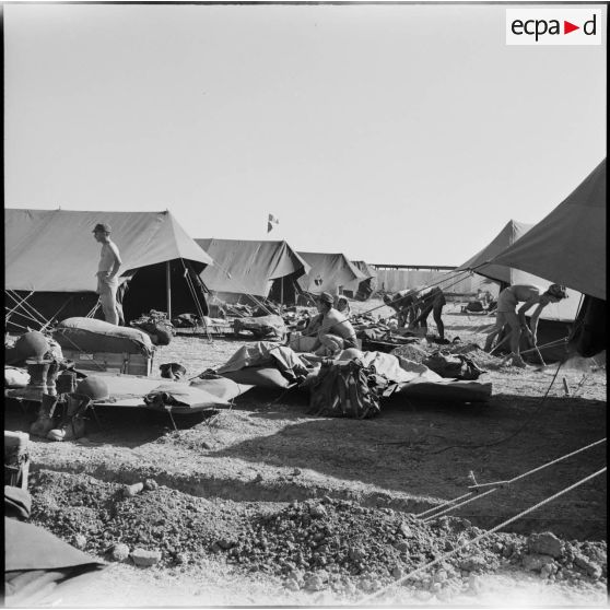 Les parachutistes du 2e RPC (régiment de parachutistes coloniaux) s'installent au camp X (Chypre).