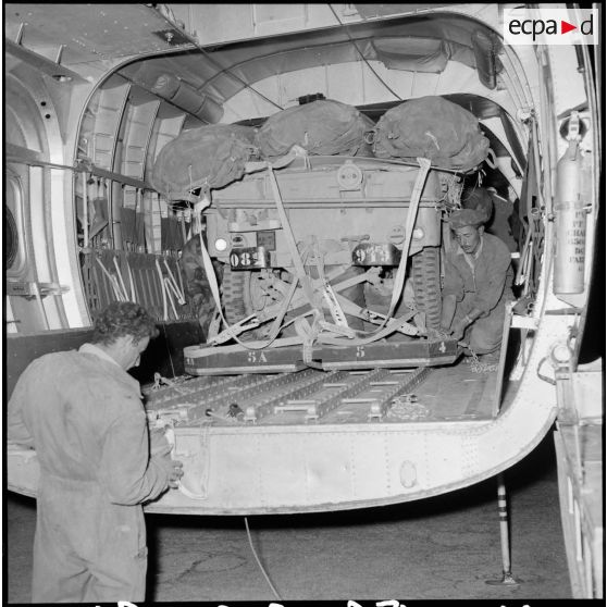 L'embarquement d'une jeep à bord d'un avion de transport Nord 2501, par l'ERA sur la base de Tymbou (Chypre).