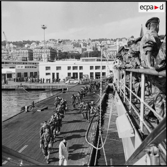Les légionnaires du 1e REP embarquent à bord du cuirassé Jean Bart dans le port d'Alger.