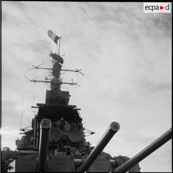 L'artillerie de 152 mm du cuirassé Jean Bart.