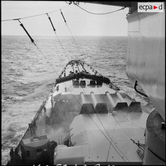 La plage avant du cuirassé Jean Bart avec ses quatre canons de 380 mm.