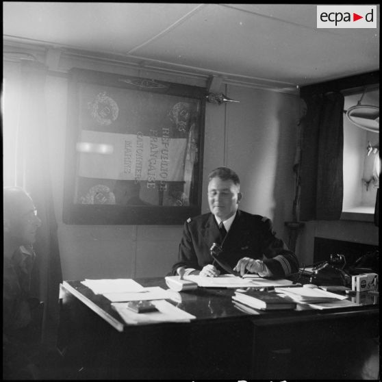 Le capitaine de vaisseau Digard à bord du cuirassé Jean Bart pendant la crise de Suez.