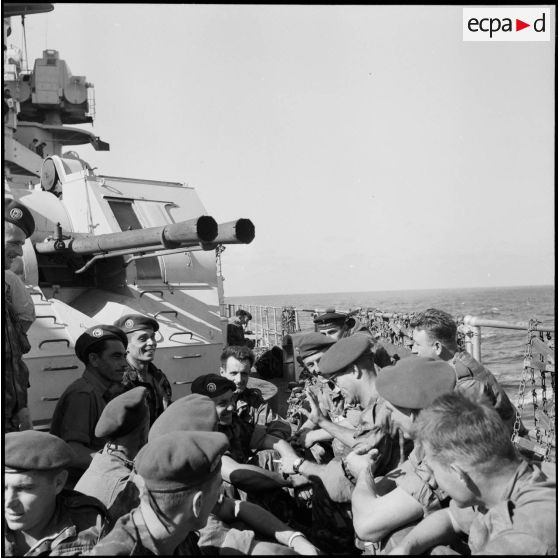 Les légionnaires du 1er REP sur la plage avant du cuirassé Jean Bart.