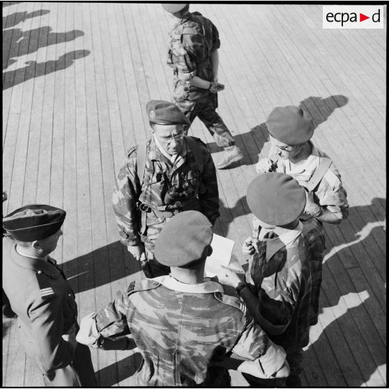 Le lieutenant-colonel Brothier, commandant le 1er REP, et son état-major à bord du cuirassé Jean Bart.