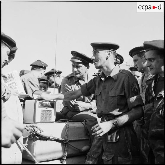 Marins et légionnaires du 1er REP sur le pont du cuirassé Jean Bart.