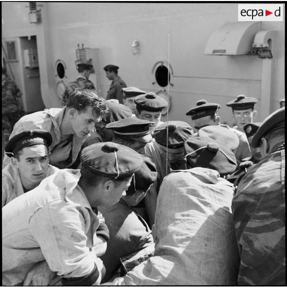 Marins et légionnaires du 1er REP sur le pont du cuirassé Jean Bart.