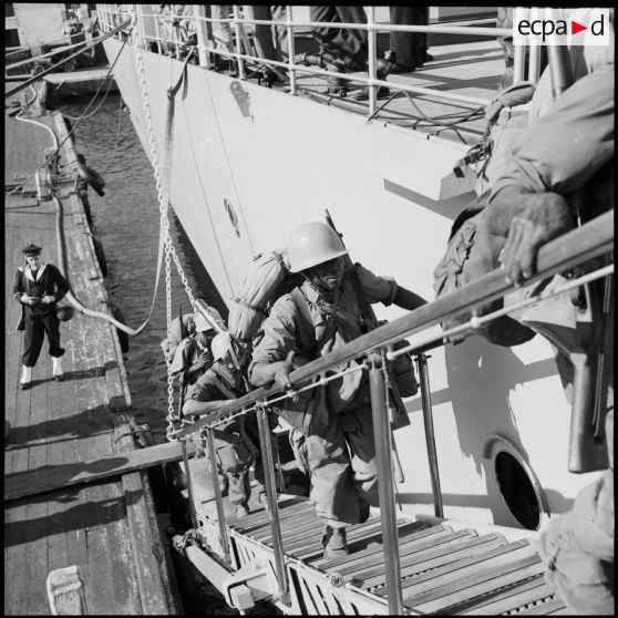 Les hommes du 13e RTS embarquent à bord du cuirassé Jean Bart dans le port d'Alger.
