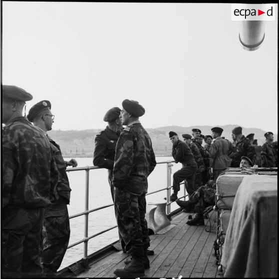 Les légionnaires du 1er REP à bord du cuirassé Jean Bart dans le port d'Alger.