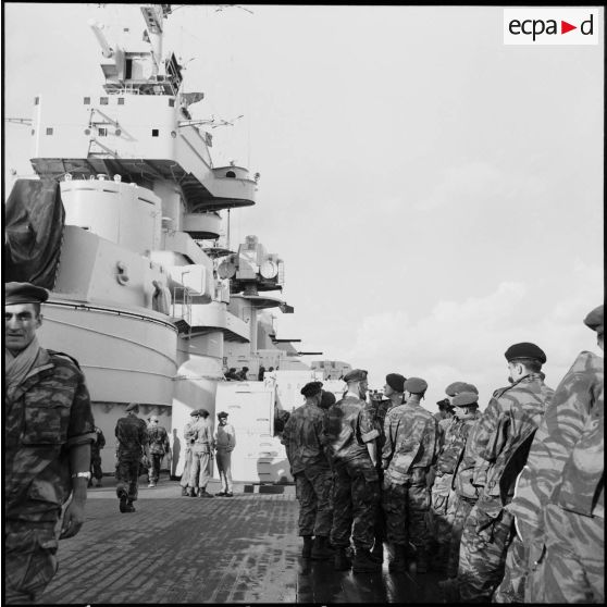 Les légionnaires du 1er REP à bord du cuirassé Jean Bart dans le port d'Alger.