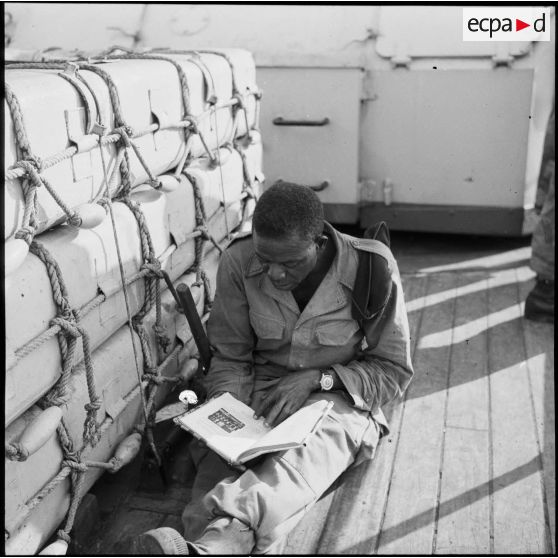 Un tirailleur du 13e RTS à bord du cuirassé Jean Bart.