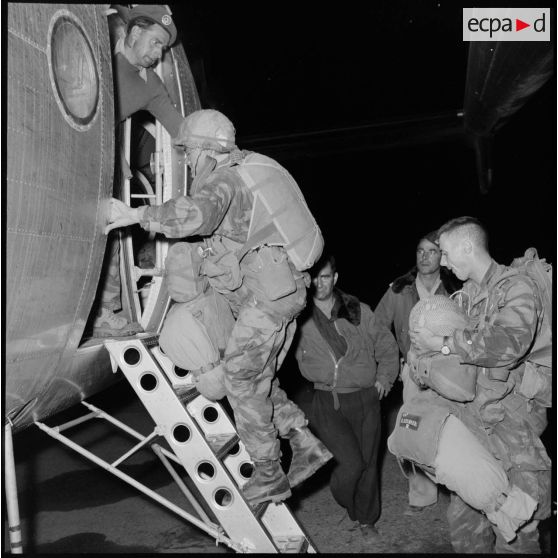 L'embarquement d'un stick du 2e RPC à bord d'un Nord 2501 sur la base de Tymbou (Chypre), lors de l'opération aéroportée sur Suez.