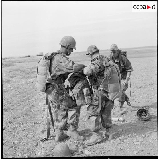 Les parachutistes du 2e RPC vérifient leur équipement avant d'embarquer à bord d'avions de transport Nord 2501, sur le terrain de Tymbou (Chypre).