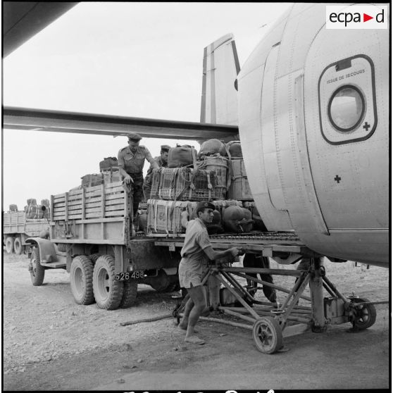Le matériel de la troisième vague et de l'antenne chirurgicale parachutiste est chargé dans la soute d'un avion de transport Nord 2501,sur le terrain de Tymbou (Chypre).