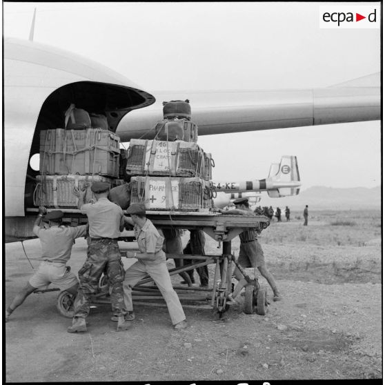 Le matériel de la troisième vague et de l'antenne chirurgicale parachutiste est chargé dans la soute d'un avion de transport Nord 2501,sur le terrain de Tymbou (Chypre).