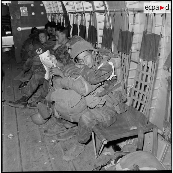 Le personnel de l'antenne chirurgicale parachutiste et les hommes du 2e RPC attendent le décollage de l'avion de transport Nord 2501sur le terrain de Tymbou (Chypre).