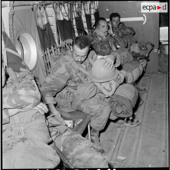 Le personnel de l'antenne chirurgicale parachutiste et les hommes du 2e RPC attendent le décollage de l'avion de transport Nord 2501sur le terrain de Tymbou (Chypre).