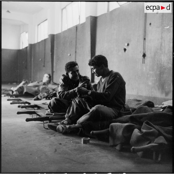 Prisonniers égyptiens à l'aérodrome de Gamil à Port-Saïd.