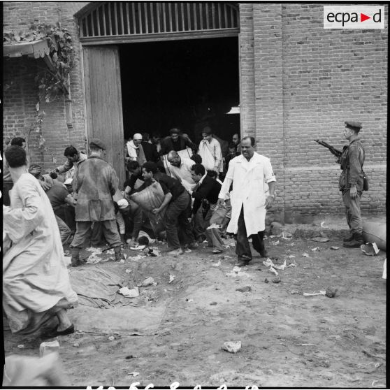 Le pillage des entrepôts de vivres par la population civile à Port-Saïd.