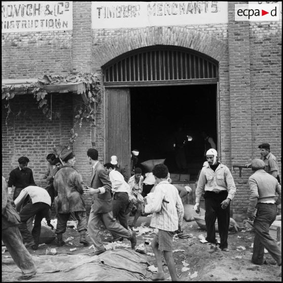 Le pillage des entrepôts de vivres par la population civile à Port-Saïd.