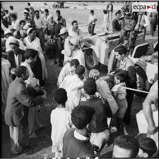 Le pillage des entrepôts de vivres par la population civile à Port-Saïd.