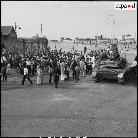 Le pillage des entrepôts de vivres par la population civile à Port-Saïd.