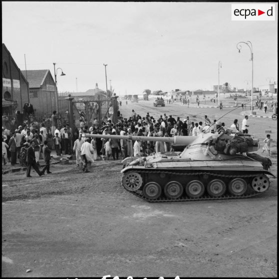 Le pillage des entrepôts de vivres par la population civile à Port-Saïd.