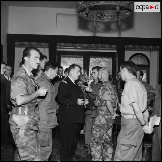 Le vice-amiral d'escadre Barjot s'entretient avec le colonel Château-Jobert au cours d'une conférence de presse à Port-Saïd.