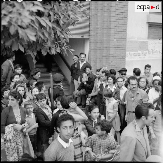 La population égyptienne attend la distribution de vivres au comptoir d'approvisionnement du personnel de l'organisme du canal de Suez.