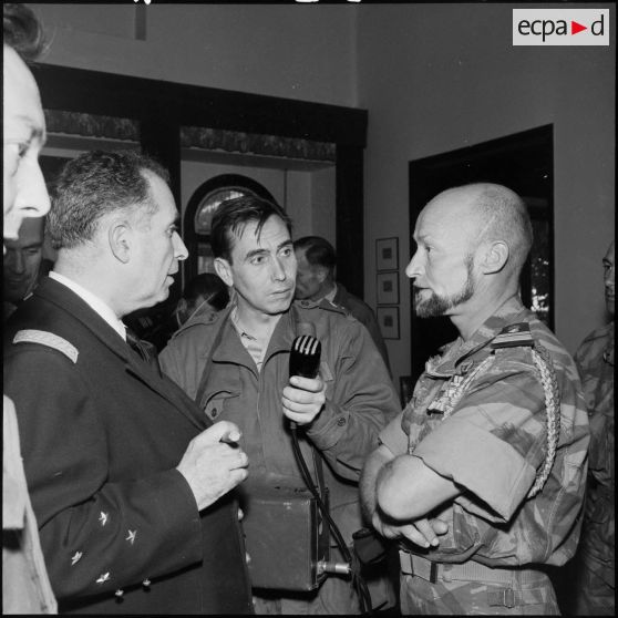 Le vice-amiral d'escadre Barjot s'entretient avec le colonel Château-Jobert au cours d'une conférence de presse à Port-Saïd.