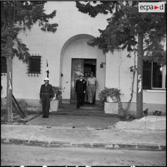 Le vice-amiral d'escadre Barjot quitte un édifice de Port-Saïd.