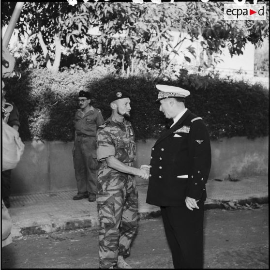 Le vice-amiral d'escadre Barjot et le colonel Château-Jobert à Port-Saïd.