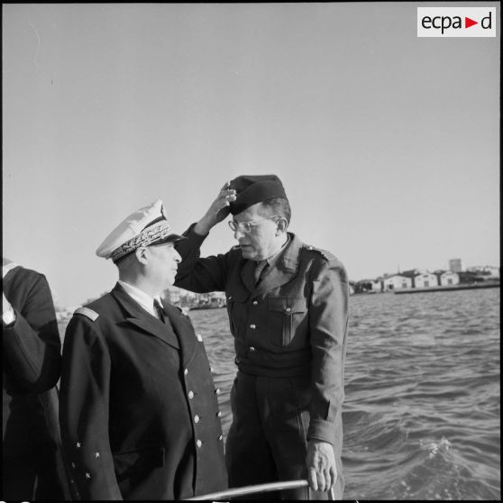 Le vice-amiral d'escadre Barjot et le commandant Maurice Schumann à bord d'une vedette du Georges Leygues, sur le canal de Suez.